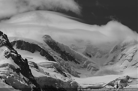 Les_sommets_du_Mont-Blanc_recouverts_de_nuages.jpg