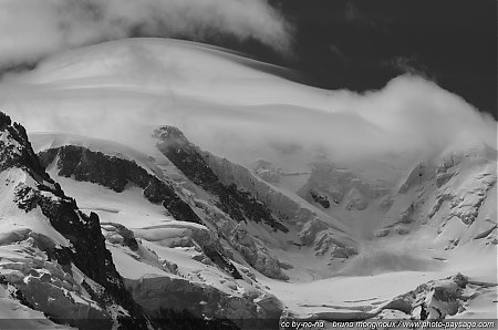 Nom du fichier=Les_sommets_du_Mont-Blanc_recouverts_de_nuages.jpg
Taille du fichier=795Ko
Dimensions : 2409x1600
Ajouté le : 18 Juillet 2012 Les_sommets_du_Mont-Blanc_recouverts_de_nuages.jpg