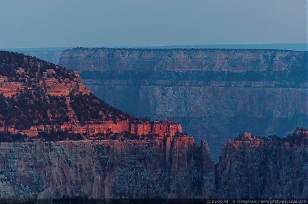 Lueurs-du-soleil-couchant-sur-les-falaises-du-Grand-Canyon.jpg