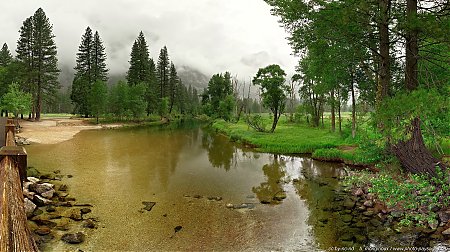 Merced-River-Yosemite-CA-vue-panoramique.jpg