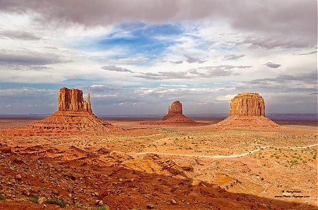 Monument Valley

De gauche Ã  droite : 
West Mitten Butte, East Mitten Butte et Merrick Butte

Monument Valley (Navajo Tribal Park, Utah & Arizona), USA