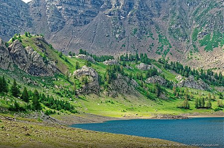 Paysage-du-Mercantour-au-bord-du-lac-d_Allos.jpg