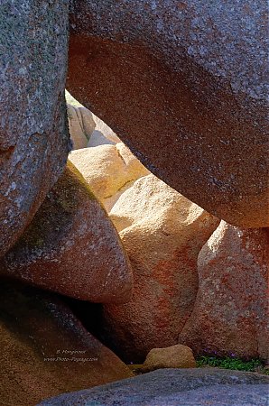 Rayons-de-soleil-entre-les-rochers-de-granit-rose.jpg