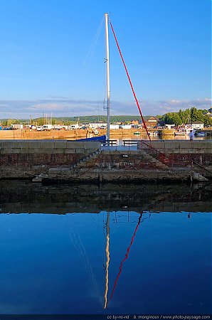 Reflet-symetrique-du-mat-d_un-voilier-dans-l_eau-du-port-de-Honfleur.jpg