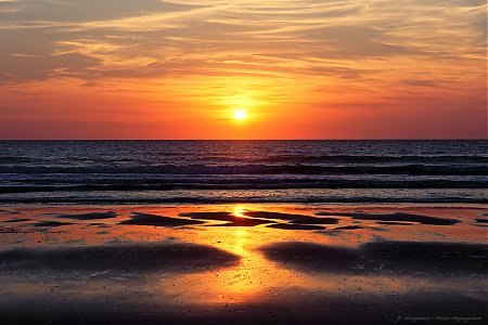 Reflets_du_soleil_couchant_sur_la_plage.jpg