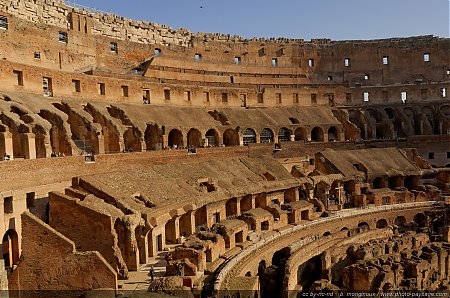 Rome_-_Les_gradins_du_Colisee.jpg