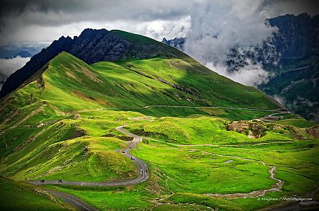 Route_alpine_photographiee_depuis_le_col_du_Galibier_-_03.jpg