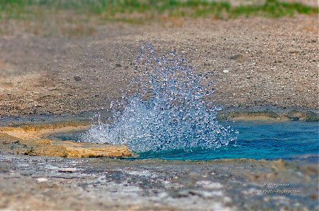 Source-thermale-bouillonnante-dans-Upper_geyser_basin.jpg