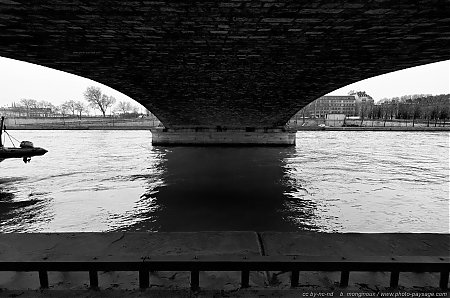 Sous-le-pont-des-Invalides.jpg