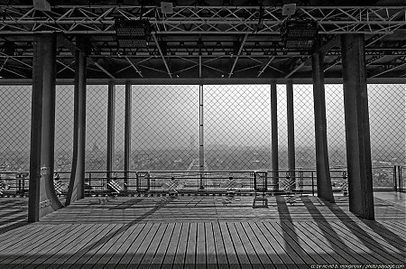 Sur-le-1er-etage-de-la-Tour-Eiffel-un-jour-de-brume.jpg