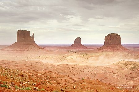 Trainees-de-poussieres-laissees-par-les-vehicules-sur-la-piste-qui-parcourt-Monument-Valley.jpg