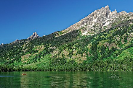Un-canoe-kayak-sur-le-Jenny-Lake-face-aux-montagnes-de-Grand-Teton.jpg