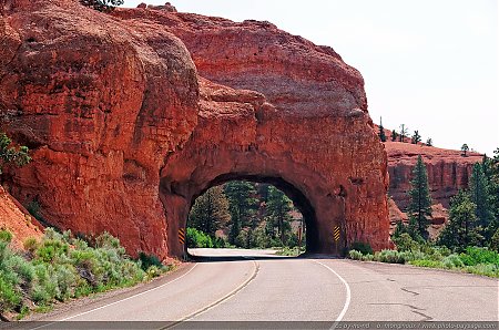 Un-des-deux-tunnels-routiers-de-Red-Canyon.jpg