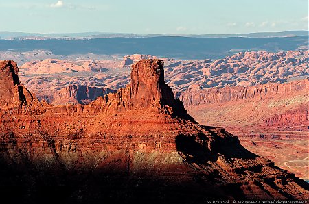 Un-pic-montagneux-vu-depuis-Dead-Horse-Point---en-arriere-plan2C-le-parc-national-de-Arches.jpg