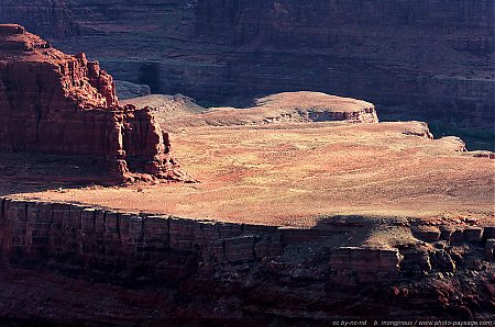 Un-plateau-cerne-par-les-meandres-du-Colorado.jpg