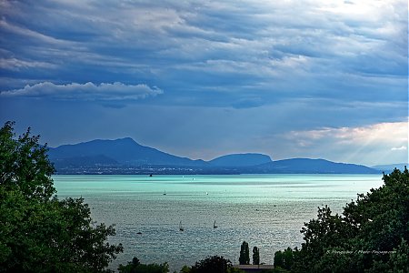 Un-rayon-de-soleil-sur-le-lac-Leman-Lausanne--Suisse.jpg