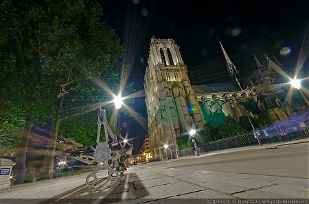 Un-samedi-soir-sur-le-parvis-de-Notre-Dame.jpg