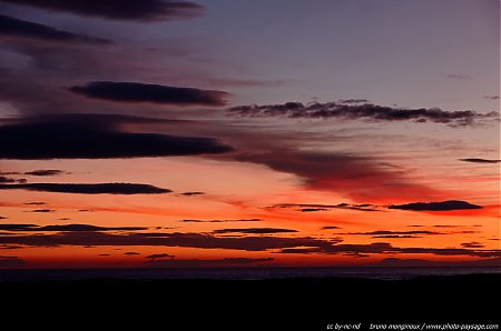 Un_ciel_rouge_sombre_au_crepuscule.jpg