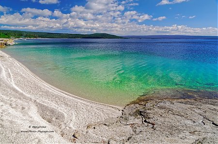 Une-belle-plage-de-sable-blanc-au-bord-du-lac-de-Yellowstone.jpg