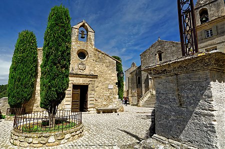 Une-petite-eglise-aux-Baux-de-Provence.jpg