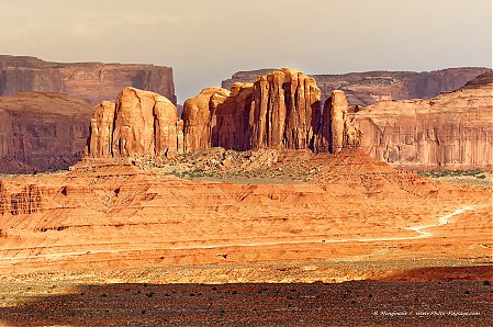 Une-piste-de-terre-au-pied-de-la-Camel_Butte-Monument_Valley.jpg