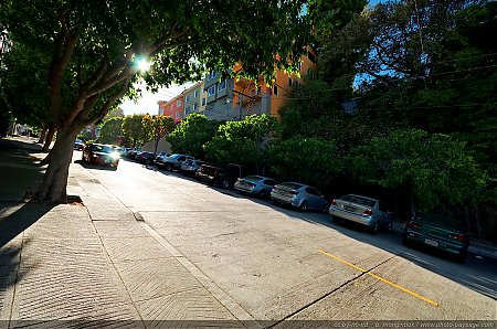 Une-rue-en-pente-dans-San-Francisco.jpg