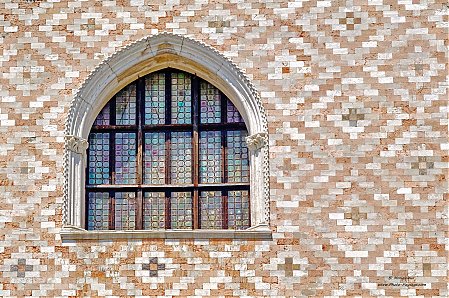 Venise_-_la_facade_du_Palais_des_Doges.jpg