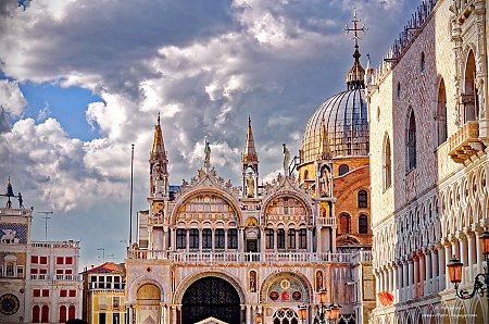 Venise_-_sur_la_place_Saint_Marc_-01.jpg