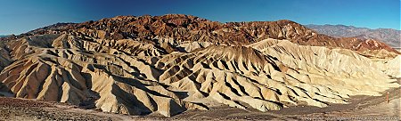 Vue-panoramique-de-Zabriskie-Point-dans-le-desert-de-la-Vallee-de-la-Mort_r.jpg