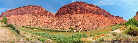 Vue-panoramique-du-fleuve-Colorado-le-long-de-la-route-UT-128.jpg