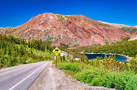 Vue-sur-le-lac-Tioga-depuis-la-Tioga-road.jpg