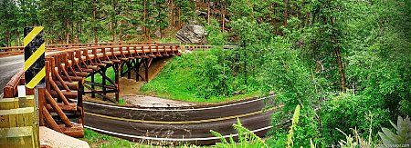 Vue-sur-un-pont-en-spirale-sur-l_Iron-Mountain-road---Dakota-du-Sud001.jpg