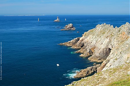 pointe_du_raz-phare_de_la_vieille-ile-de-sein.jpg