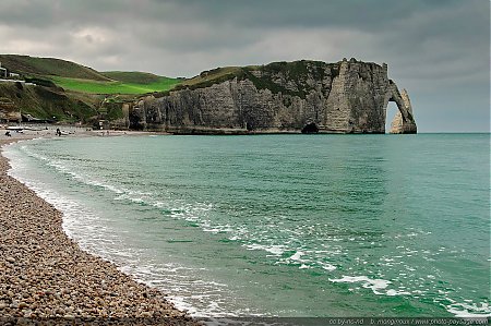 Sur la plage d'Etretat

Au fond Ã  droite : la falaise, 
l'arche et l'aiguille d'Aval.
Ãtretat, Haute Normandie